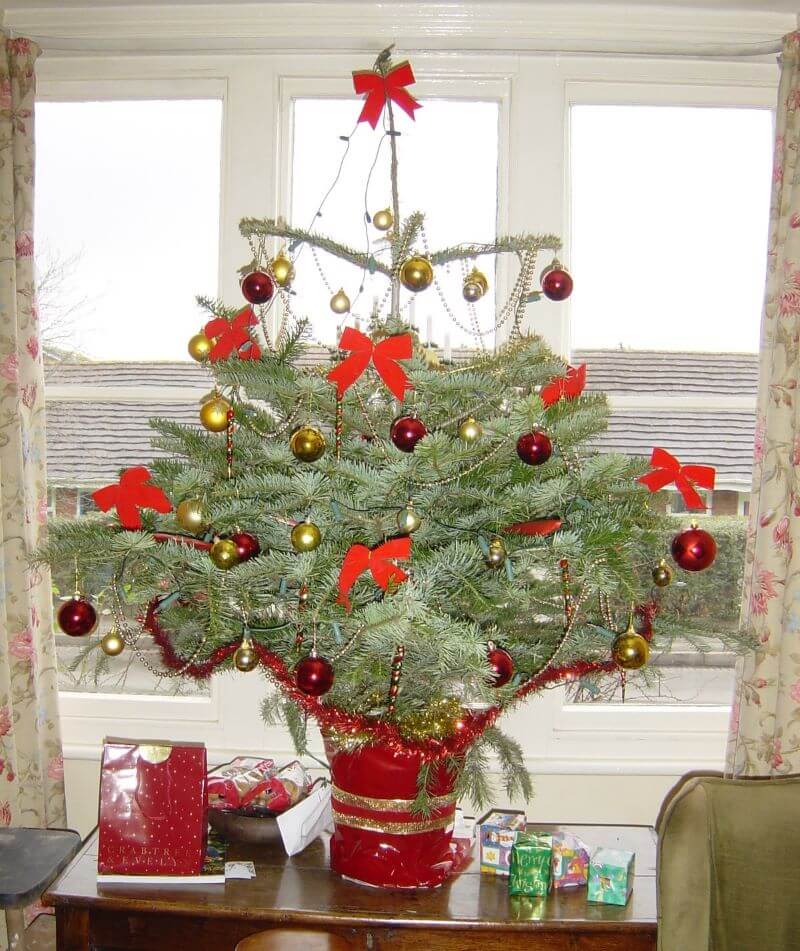 Christmas tree with red ribbons