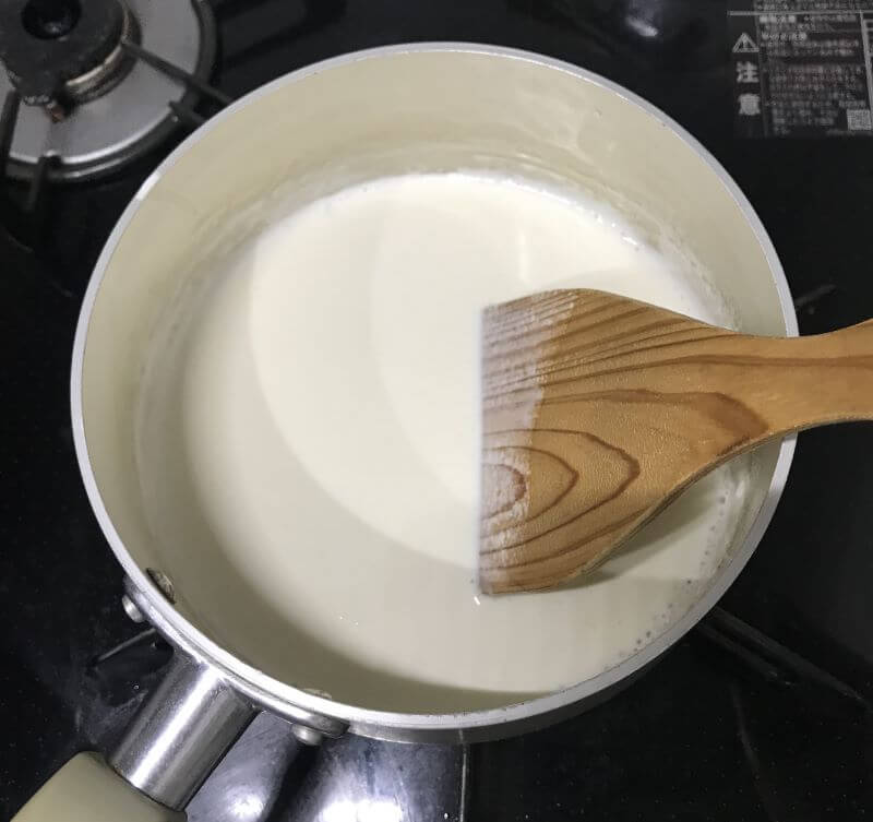 place whippiing cream in a saucepan
