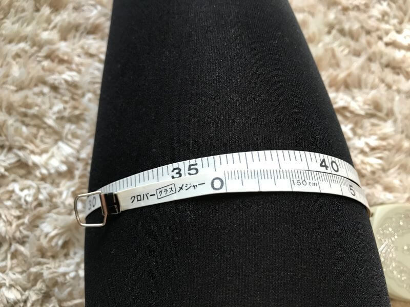 measuring a leg with normal leggings