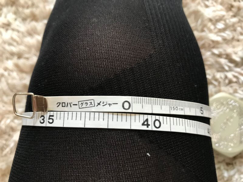 measuring a leg with URONA Pressure leggings