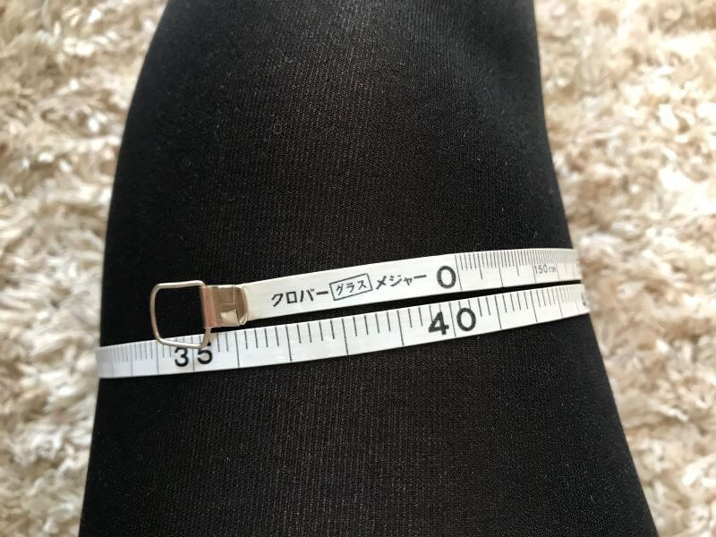 measuring a leg with normal leggings